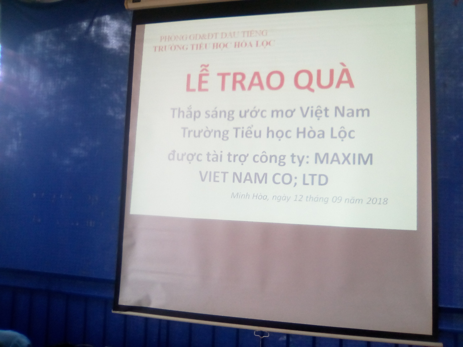 LỄ TRAO QUÀ  Thắp sáng ước mơ Việt Nam trường Tiểu học Hòa Lộc