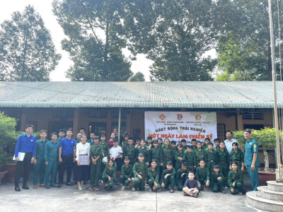 HOẠT ĐỘNG TRẢI NGHIỆM - MỘT NGÀY LÀM CHIẾN SĨ