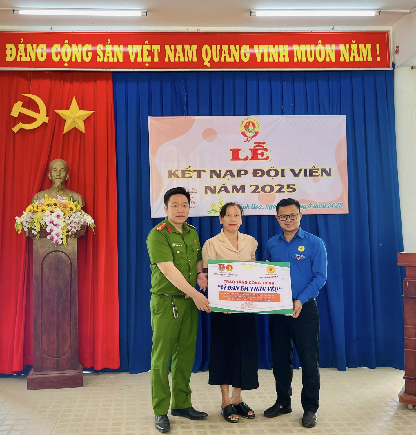 Trao tặng công trình vì đàn em thân yêu