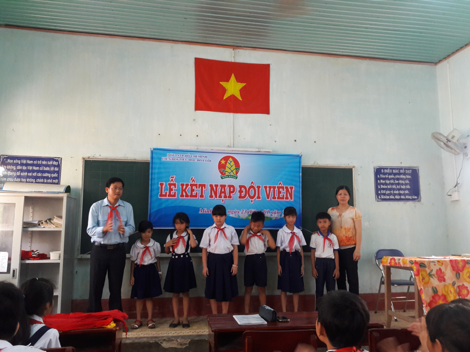 Kết nạp Đội viên mới vào ĐTNTPHCM của trường Tiểu học Hòa Lộc