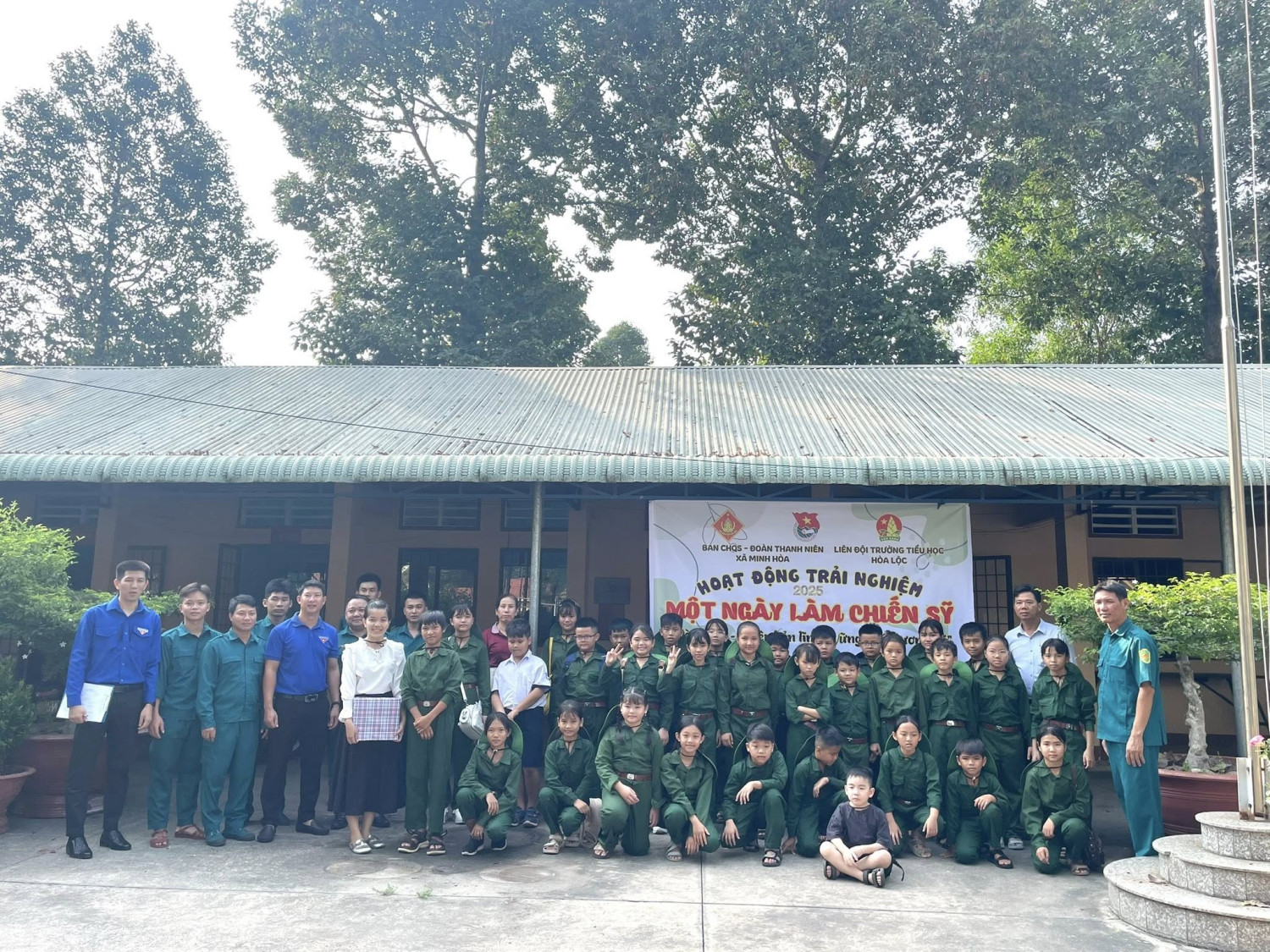 HOẠT ĐỘNG TRẢI NGHIỆM - MỘT NGÀY LÀM CHIẾN SĨ